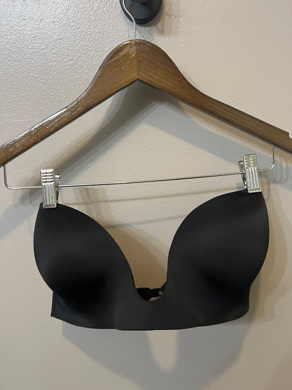 Victoria’s Secret Lightly Lined Low Plunge Strapless Bra 36D ♠️♠️